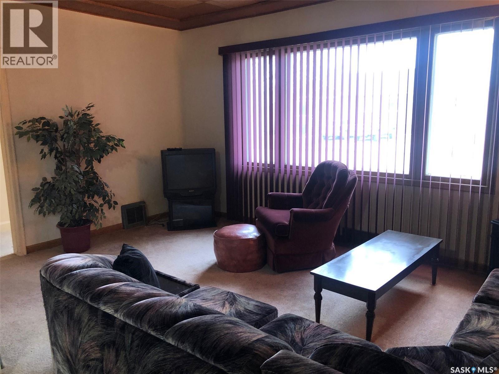 309 Fifth Avenue E, Canora, SK - Indoor Photo Showing Living Room