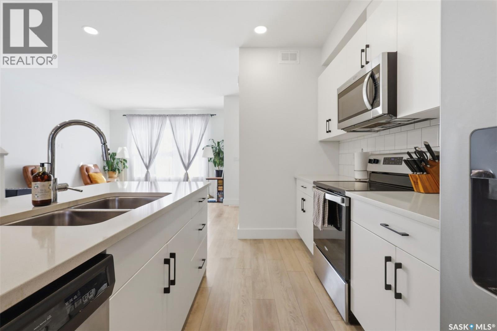 165 Rosewood Boulevard E, Saskatoon, SK - Indoor Photo Showing Kitchen With Double Sink With Upgraded Kitchen