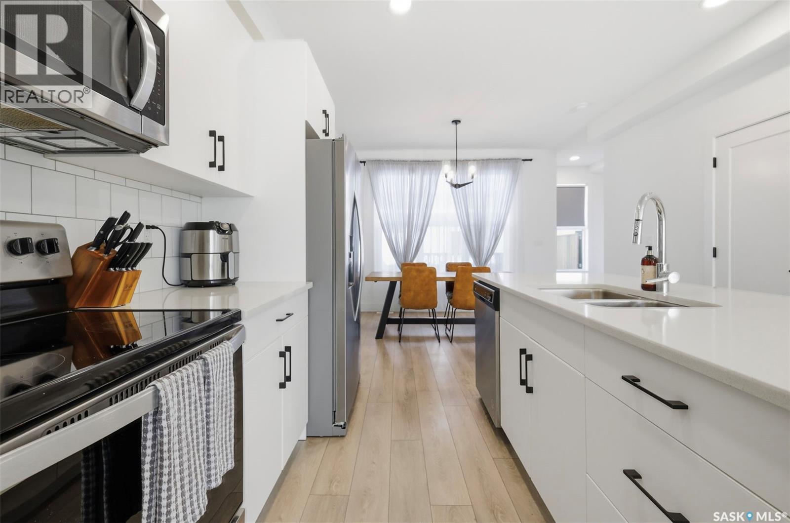 165 Rosewood Boulevard E, Saskatoon, SK - Indoor Photo Showing Kitchen With Double Sink With Upgraded Kitchen