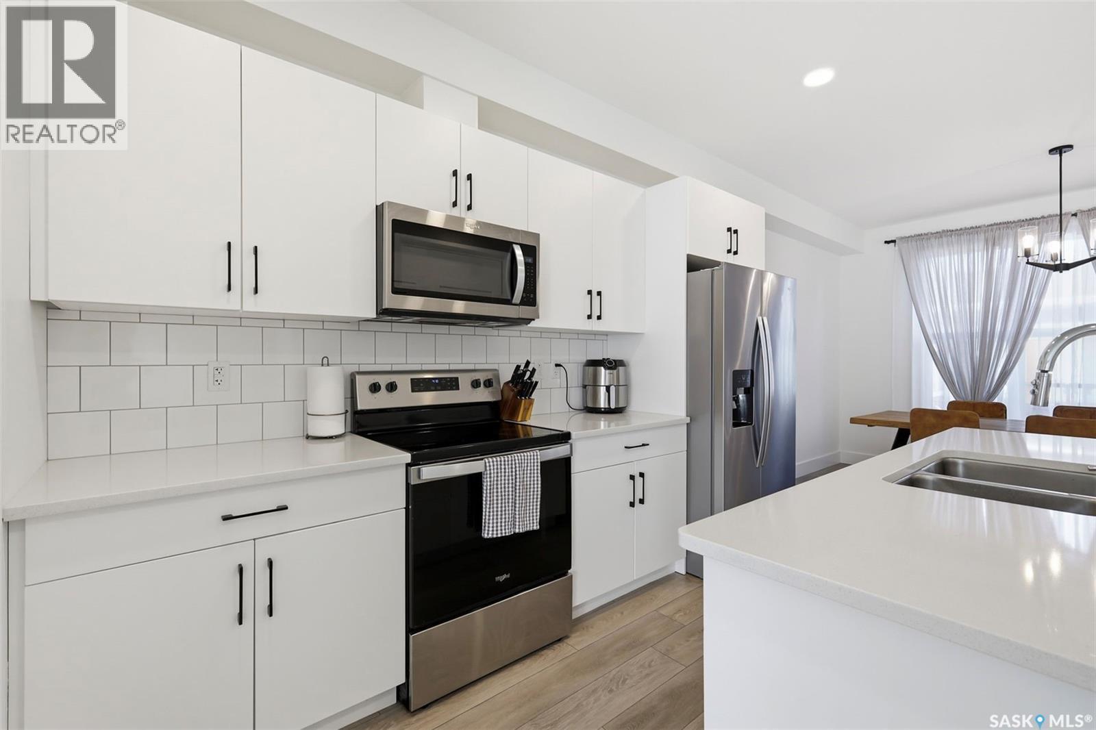 165 Rosewood Boulevard E, Saskatoon, SK - Indoor Photo Showing Kitchen With Stainless Steel Kitchen With Double Sink With Upgraded Kitchen