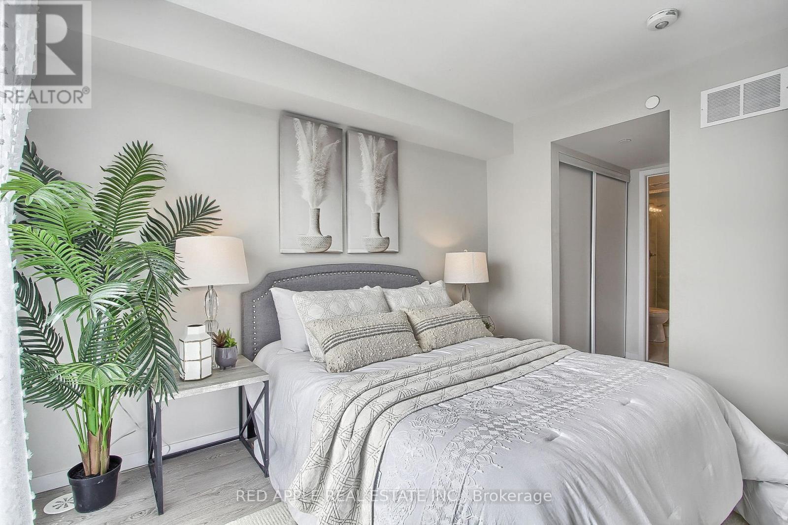 110 - 600 Alex Gardner Circle, Aurora, ON - Indoor Photo Showing Bedroom