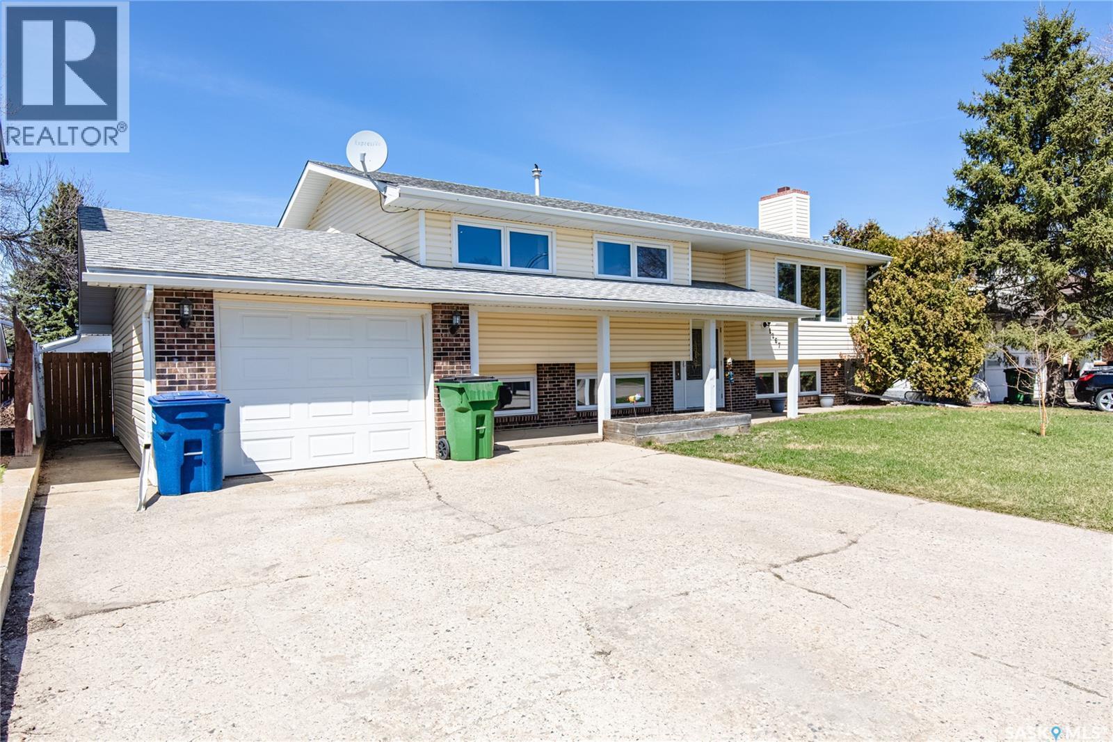 1267 Maybery Crescent, Moose Jaw, SK - Outdoor With Facade