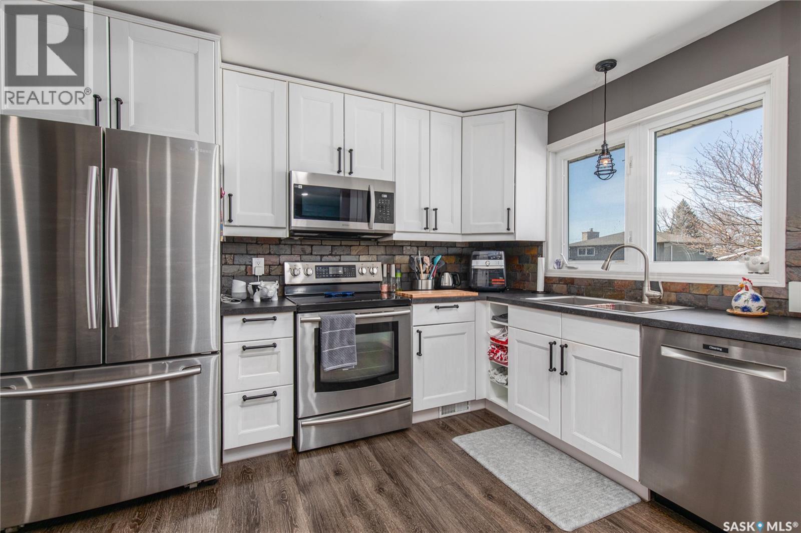 1267 Maybery Crescent, Moose Jaw, SK - Indoor Photo Showing Kitchen