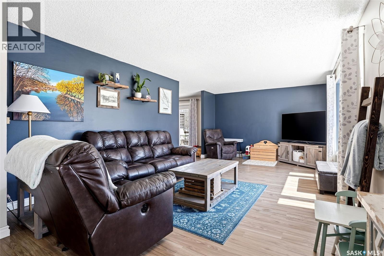 230 Prairie Avenue, Briercrest, SK - Indoor Photo Showing Living Room