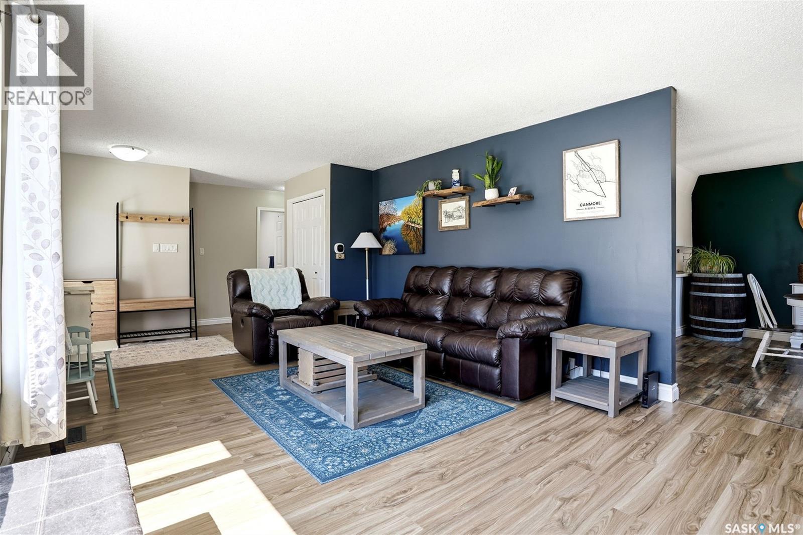 230 Prairie Avenue, Briercrest, SK - Indoor Photo Showing Living Room