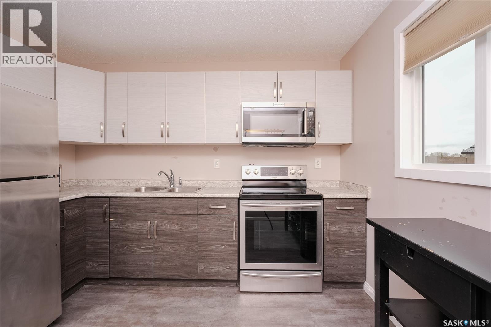 91 Mackenzie Way, Regina, SK - Indoor Photo Showing Kitchen With Double Sink