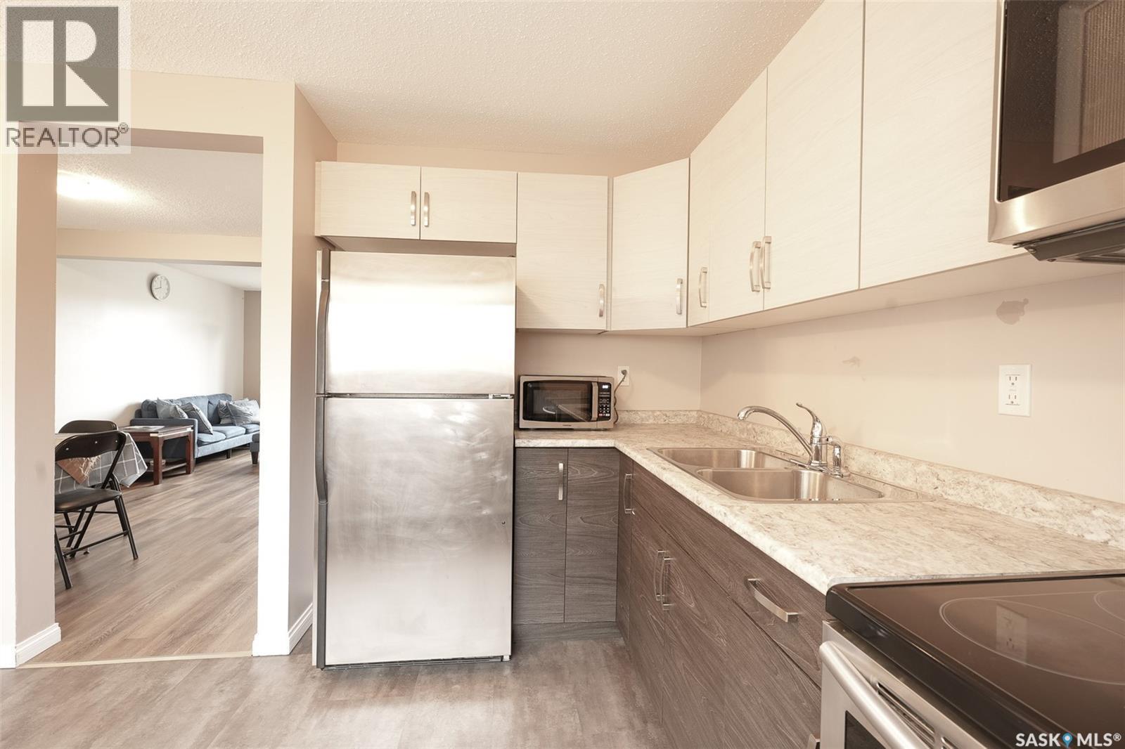 91 Mackenzie Way, Regina, SK - Indoor Photo Showing Kitchen With Double Sink