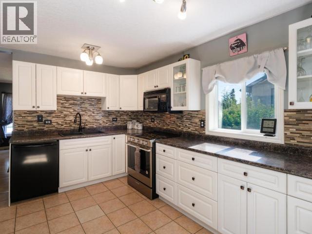 2001 Centennial Street, Whitehorse, YT - Indoor Photo Showing Kitchen
