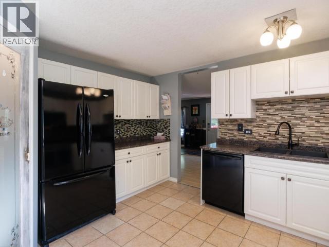 2001 Centennial Street, Whitehorse, YT - Indoor Photo Showing Kitchen