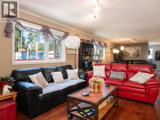 2001 Centennial Street, Whitehorse, YT - Indoor Photo Showing Living Room