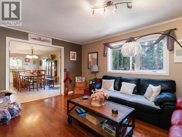 2001 Centennial Street, Whitehorse, YT - Indoor Photo Showing Living Room