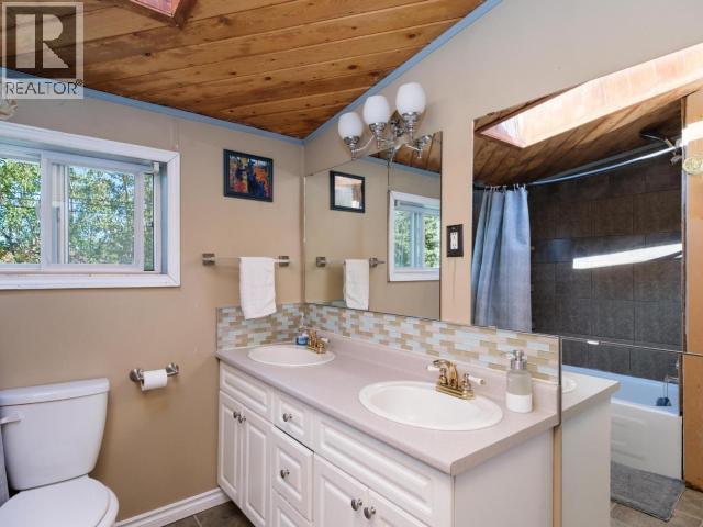 2001 Centennial Street, Whitehorse, YT - Indoor Photo Showing Bathroom