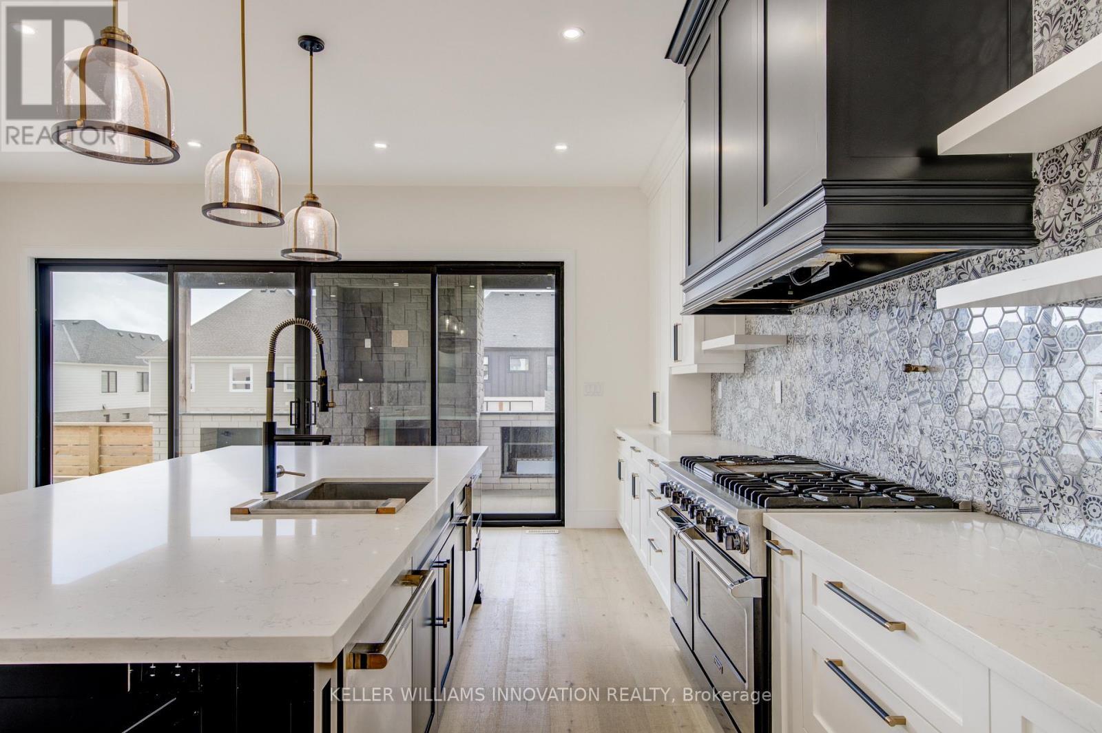 8 Edgeview Crescent W, Middlesex Centre, ON - Indoor Photo Showing Kitchen With Upgraded Kitchen