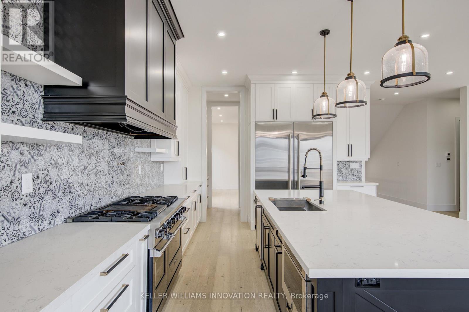 8 Edgeview Crescent W, Middlesex Centre, ON - Indoor Photo Showing Kitchen With Upgraded Kitchen