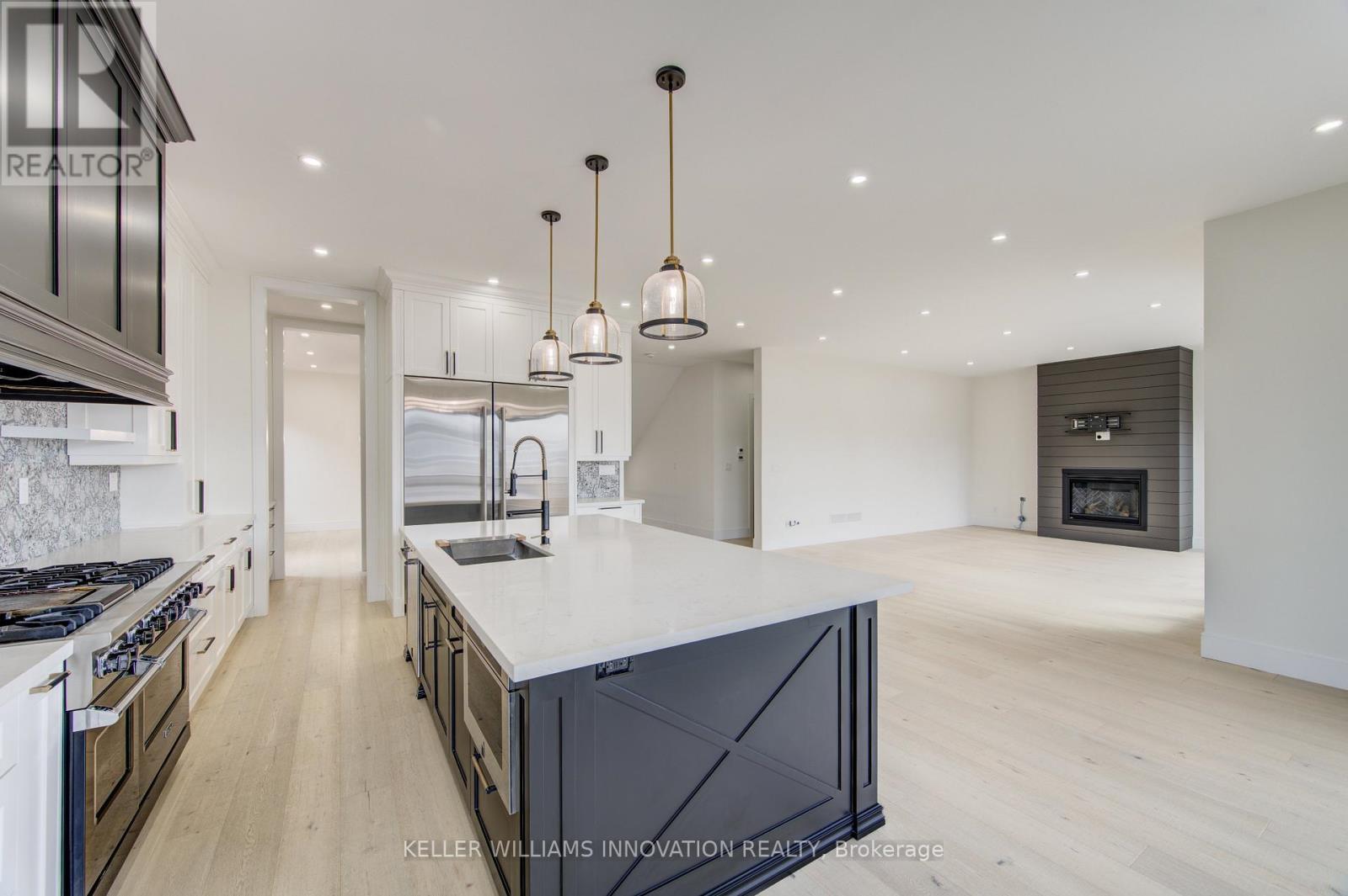 8 Edgeview Crescent W, Middlesex Centre, ON - Indoor Photo Showing Kitchen With Upgraded Kitchen