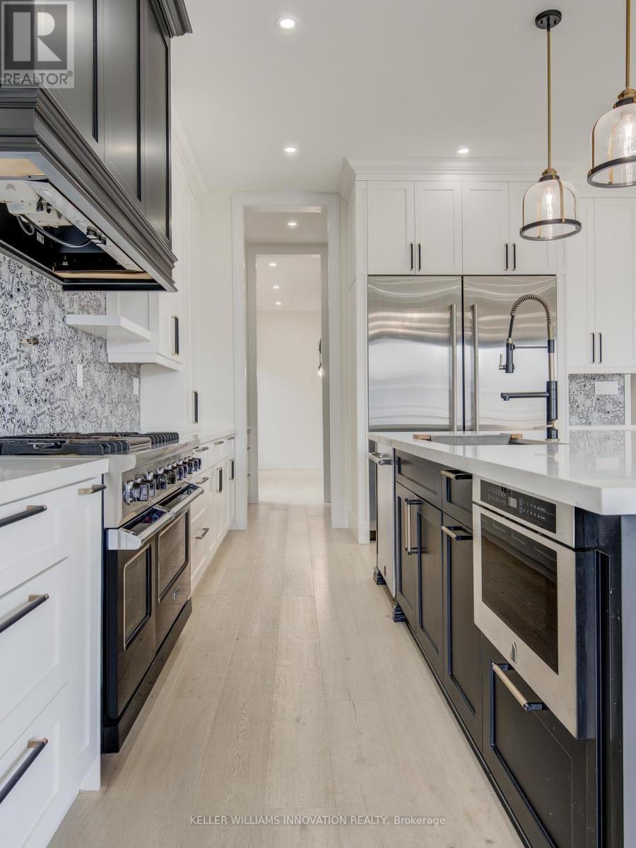 8 Edgeview Crescent W, Middlesex Centre, ON - Indoor Photo Showing Kitchen With Upgraded Kitchen