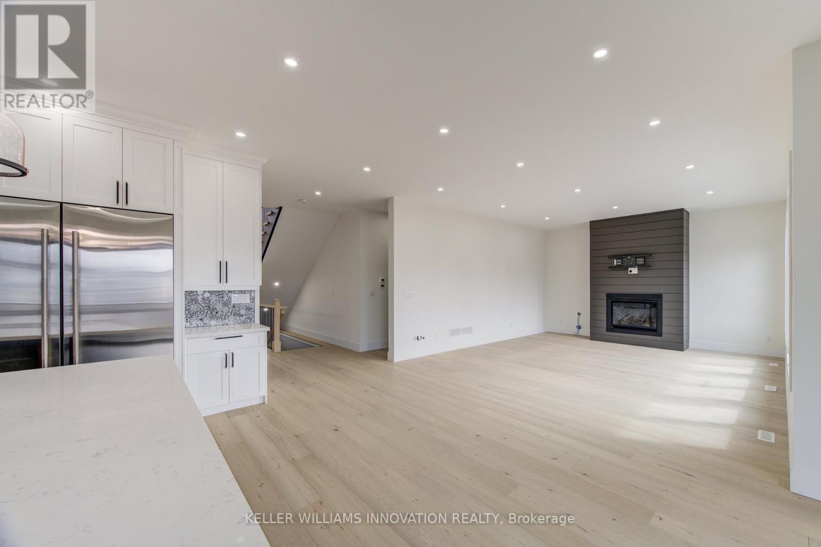 8 Edgeview Crescent W, Middlesex Centre, ON - Indoor Photo Showing Kitchen With Upgraded Kitchen