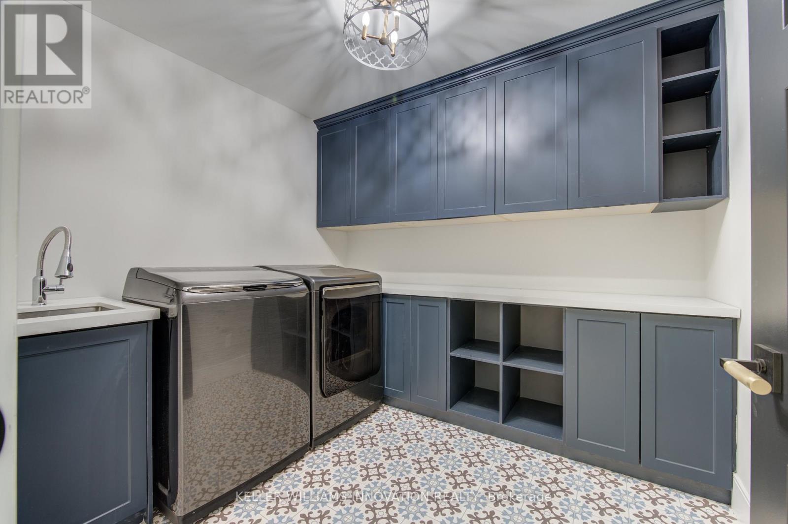 8 Edgeview Crescent W, Middlesex Centre, ON - Indoor Photo Showing Laundry Room
