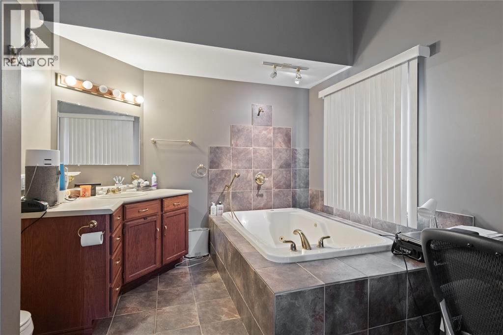1970 Orchard Avenue, Sarnia, ON - Indoor Photo Showing Bathroom