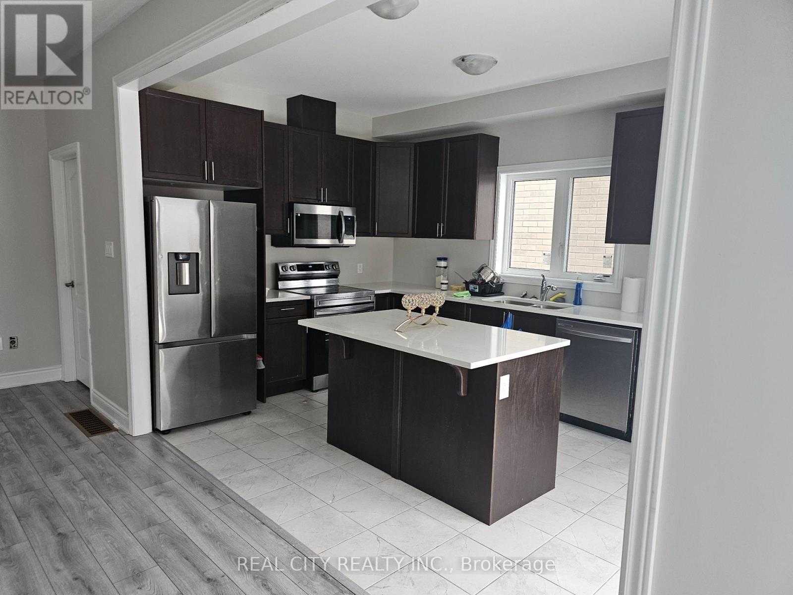132 Sunset Way, Thorold, ON - Indoor Photo Showing Kitchen With Upgraded Kitchen
