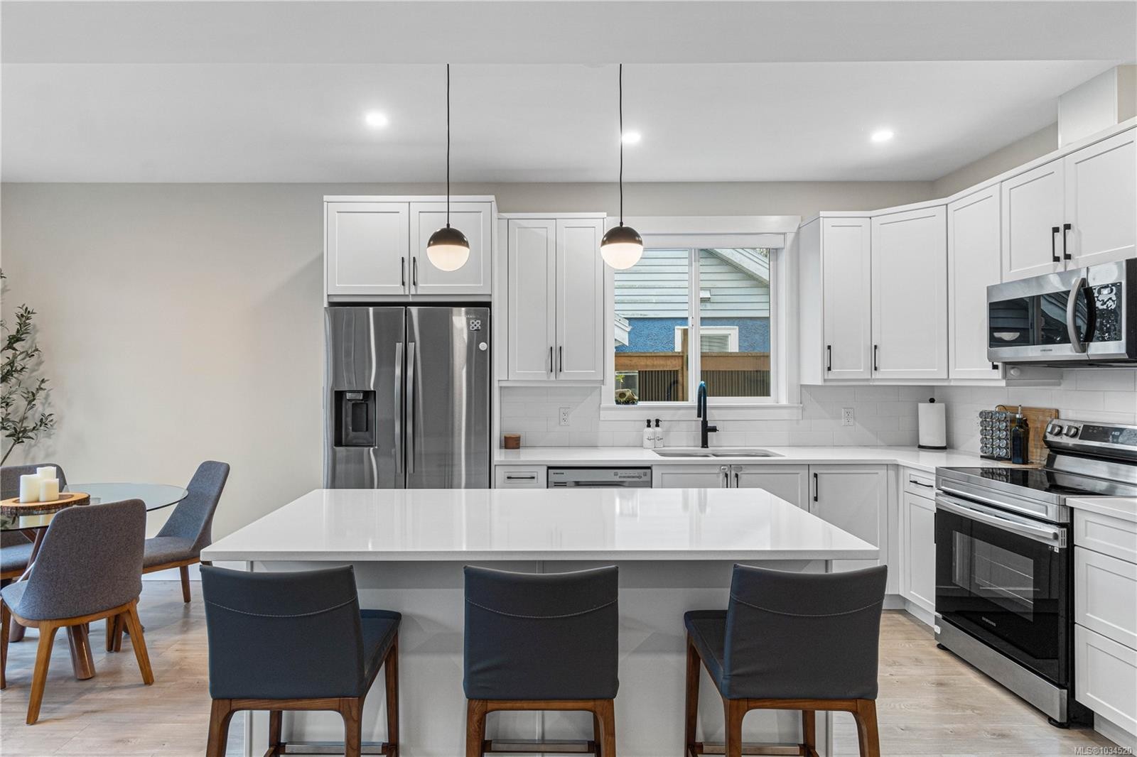 340 Millstone Ave, Nanaimo, BC - Indoor Photo Showing Kitchen With Upgraded Kitchen