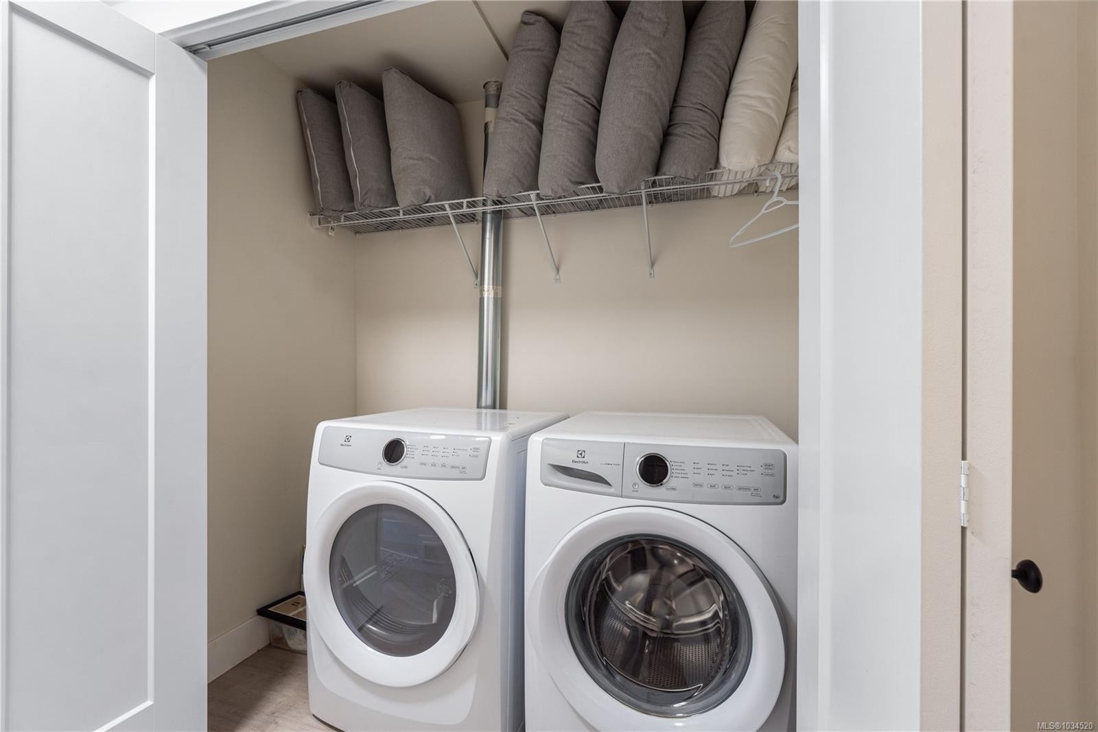 340 Millstone Ave, Nanaimo, BC - Indoor Photo Showing Laundry Room