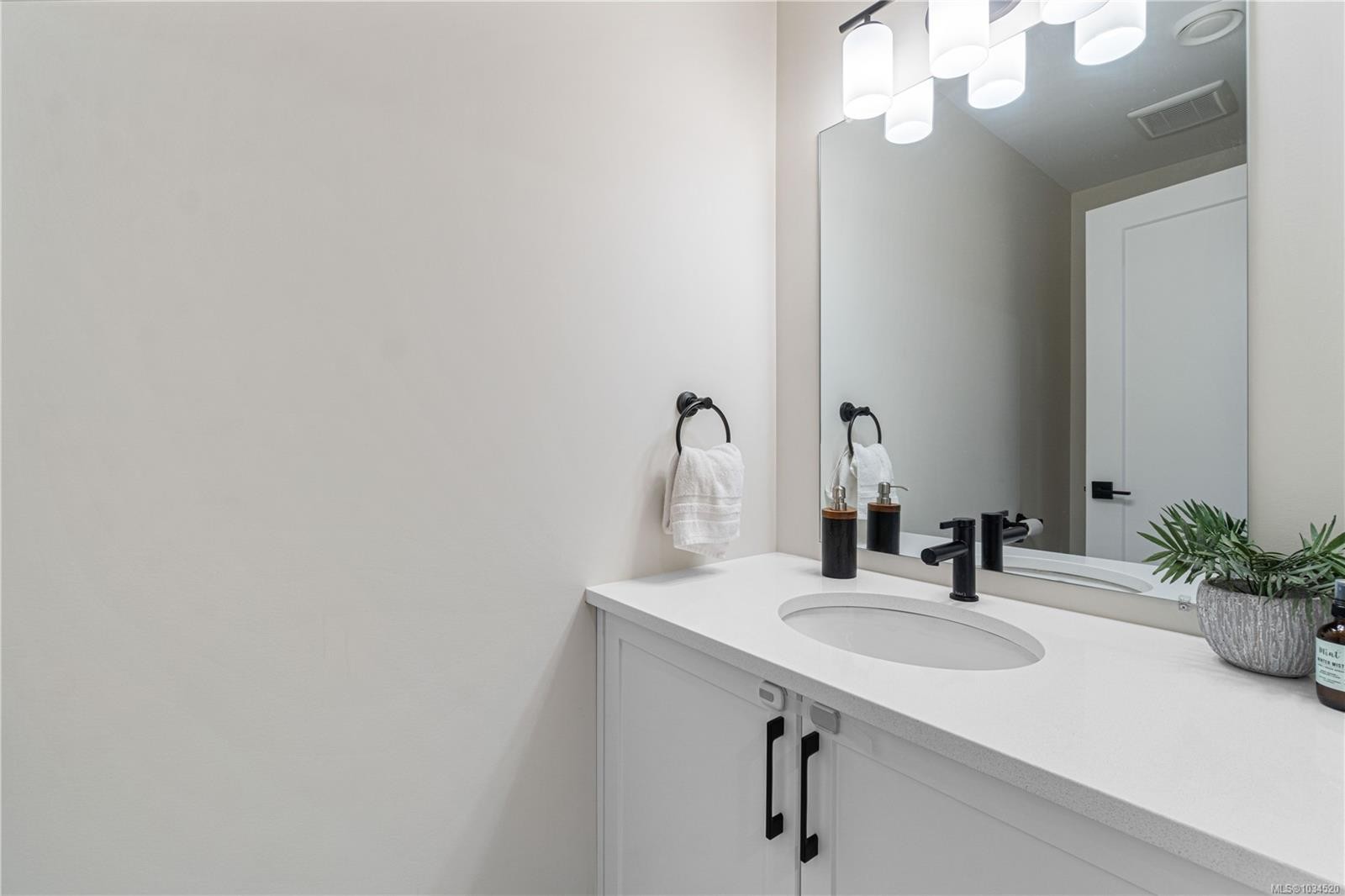 340 Millstone Ave, Nanaimo, BC - Indoor Photo Showing Bathroom