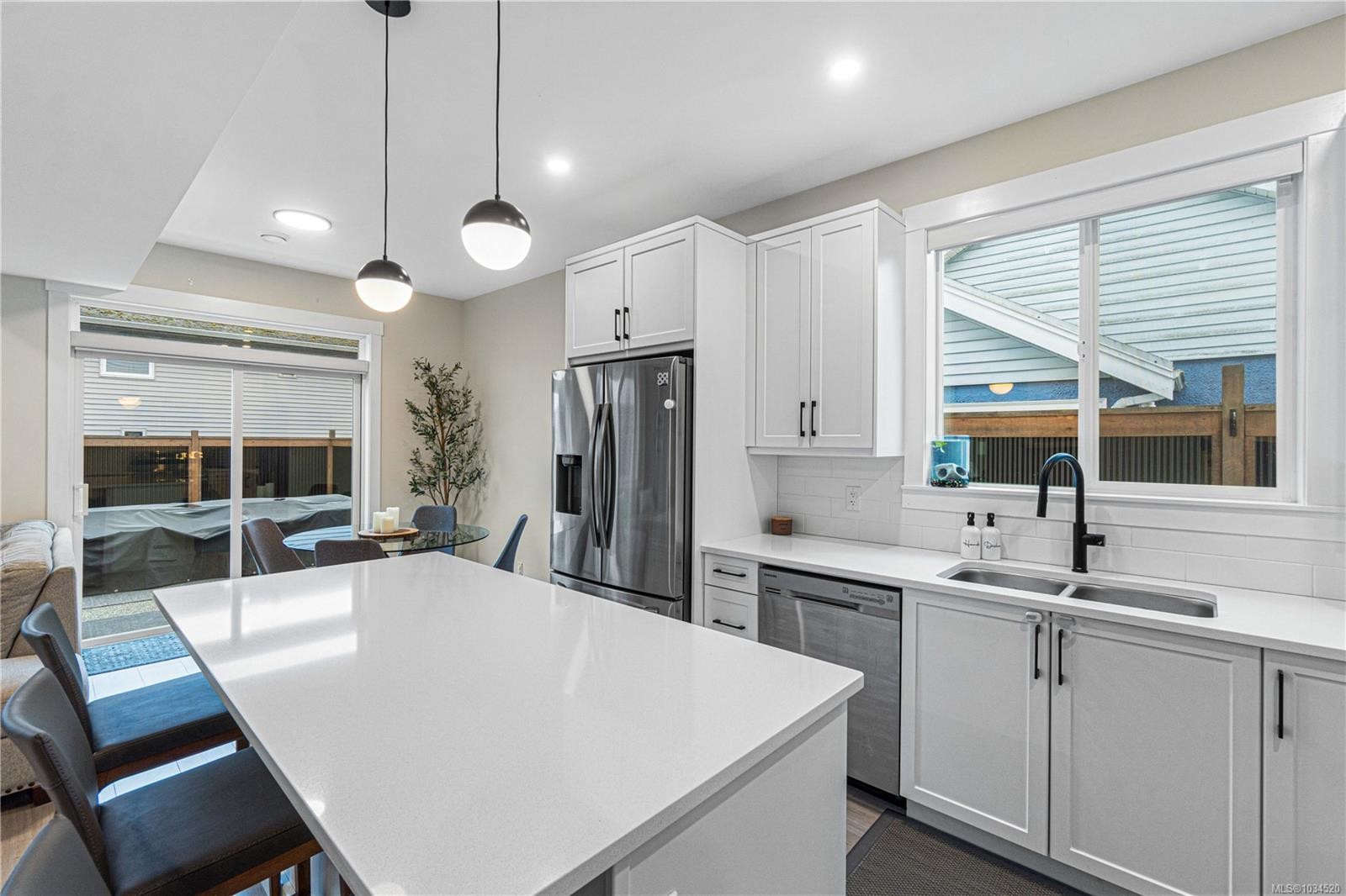 340 Millstone Ave, Nanaimo, BC - Indoor Photo Showing Kitchen With Double Sink