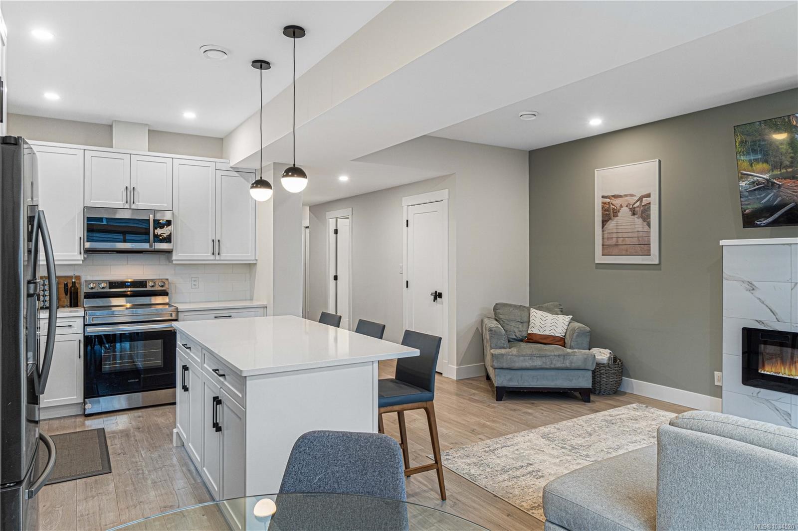 340 Millstone Ave, Nanaimo, BC - Indoor With Fireplace