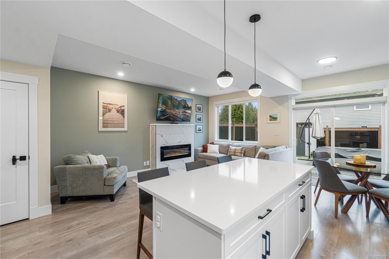 340 Millstone Ave, Nanaimo, BC - Indoor With Fireplace