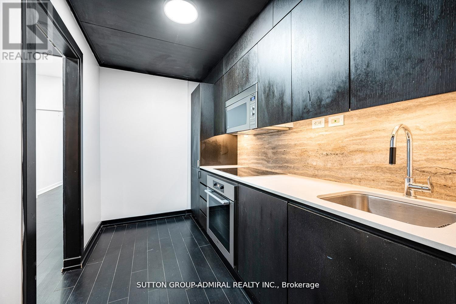 G20 - 18 Capreol Court, Toronto, ON - Indoor Photo Showing Kitchen