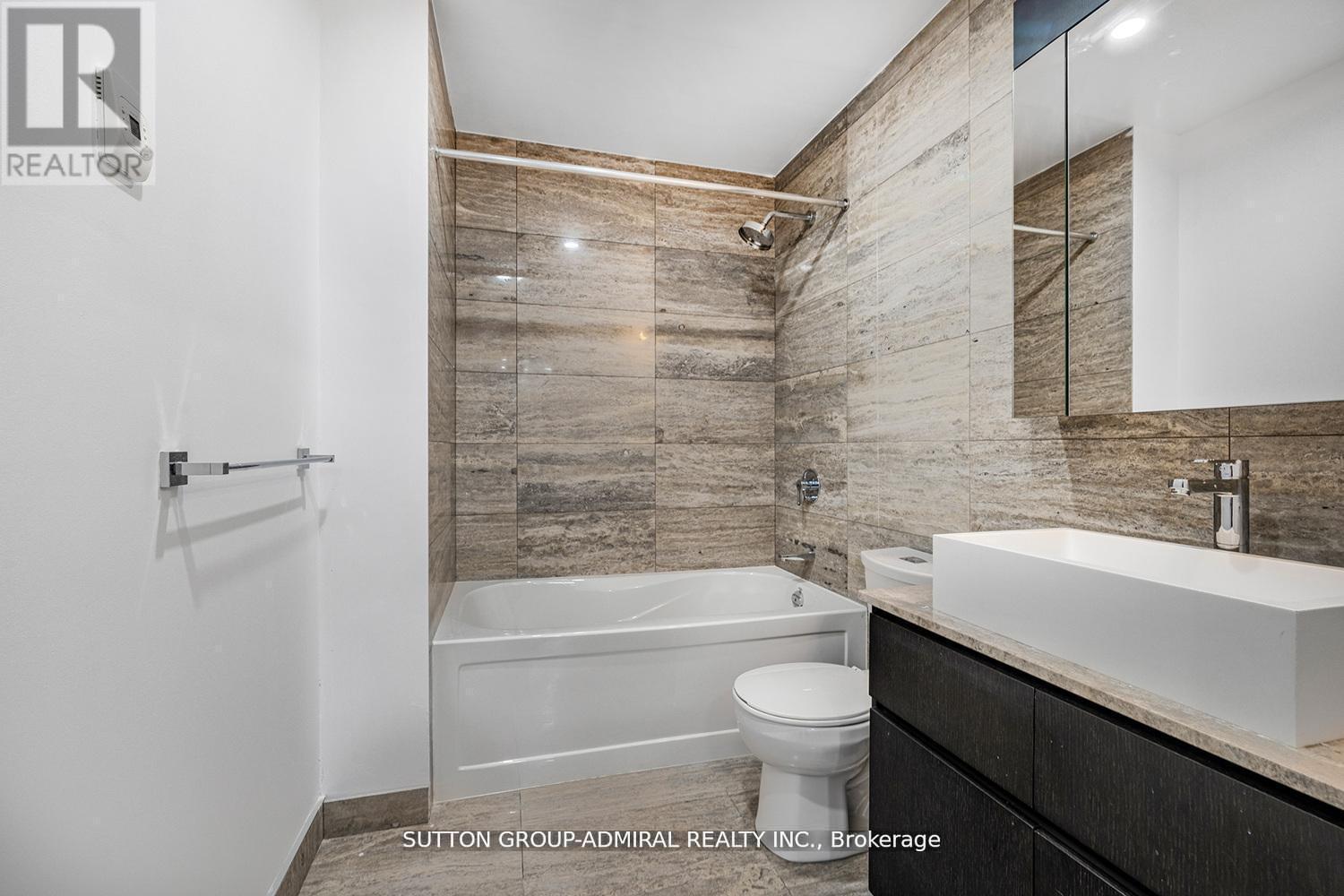 G20 - 18 Capreol Court, Toronto, ON - Indoor Photo Showing Bathroom