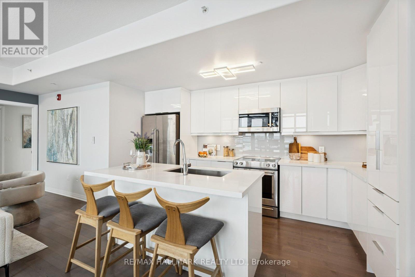 409 - 10 Concord Place, Grimsby, ON - Indoor Photo Showing Kitchen With Double Sink With Upgraded Kitchen