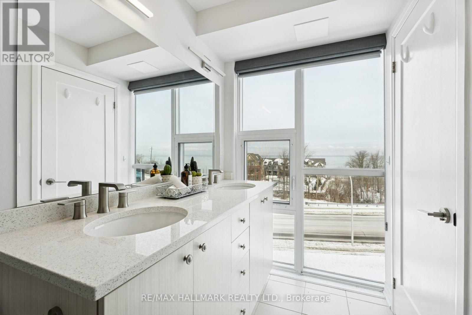 409 - 10 Concord Place, Grimsby, ON - Indoor Photo Showing Bathroom