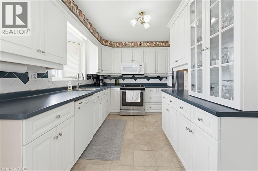 516 Mud Street E, Hamilton, ON - Indoor Photo Showing Kitchen