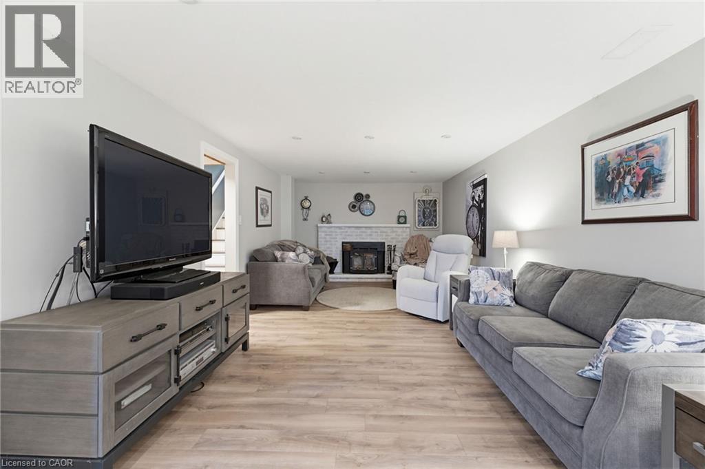 516 Mud Street E, Hamilton, ON - Indoor Photo Showing Living Room With Fireplace