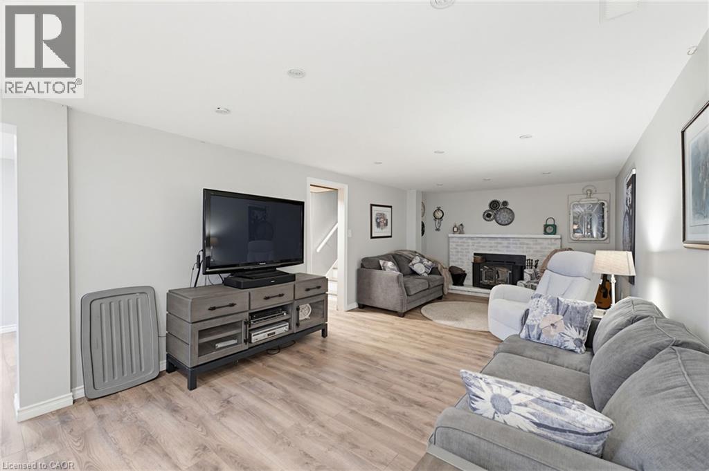 516 Mud Street E, Hamilton, ON - Indoor Photo Showing Living Room With Fireplace