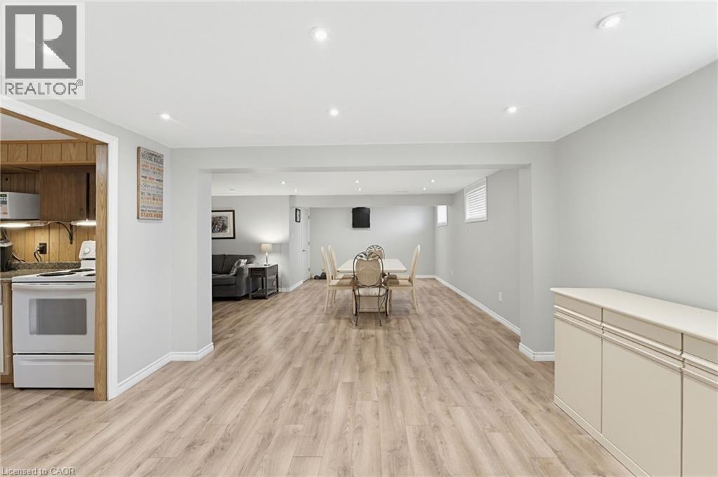 516 Mud Street E, Hamilton, ON - Indoor Photo Showing Kitchen