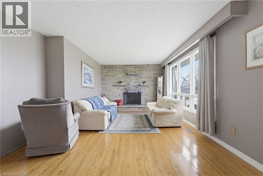 516 Mud Street E, Hamilton, ON - Indoor Photo Showing Living Room With Fireplace