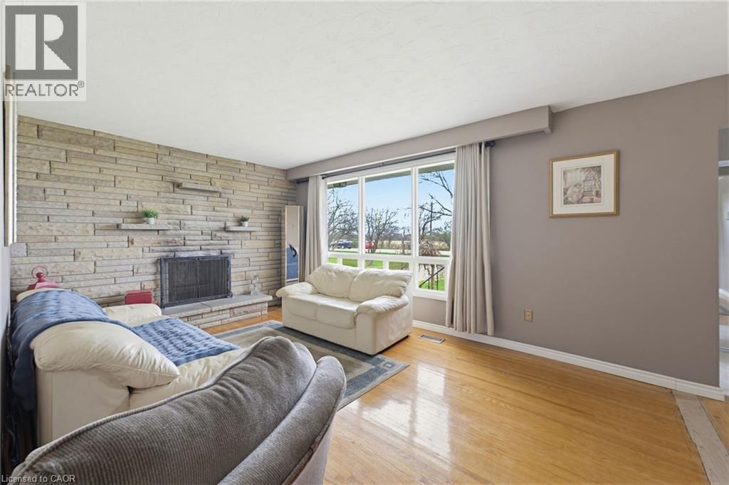 516 Mud Street E, Hamilton, ON - Indoor Photo Showing Living Room With Fireplace