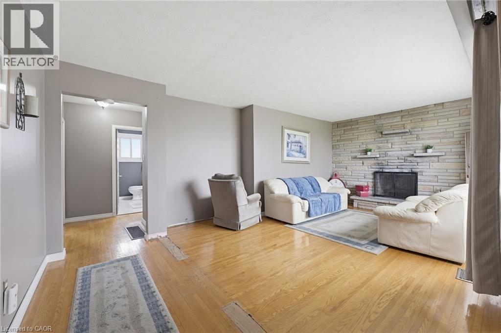 516 Mud Street E, Hamilton, ON - Indoor Photo Showing Living Room With Fireplace