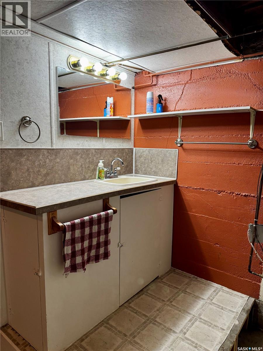 305 3Rd Avenue Ne, Swift Current, SK - Indoor