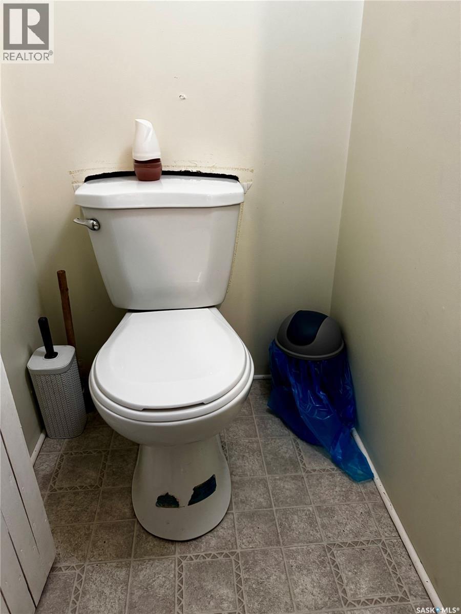 305 3Rd Avenue Ne, Swift Current, SK - Indoor Photo Showing Bathroom
