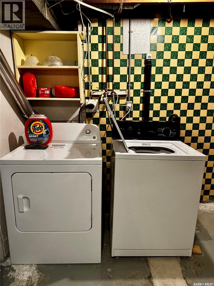 305 3Rd Avenue Ne, Swift Current, SK - Indoor Photo Showing Laundry Room