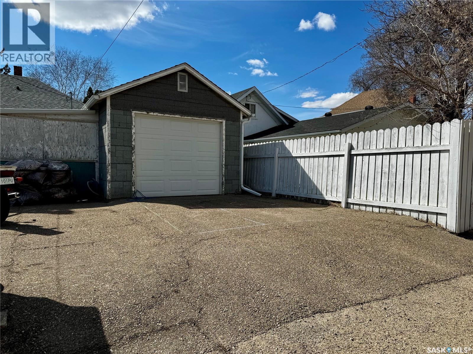 305 3Rd Avenue Ne, Swift Current, SK - Outdoor