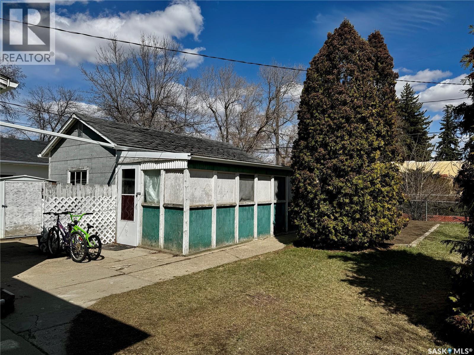 305 3Rd Avenue Ne, Swift Current, SK - Outdoor