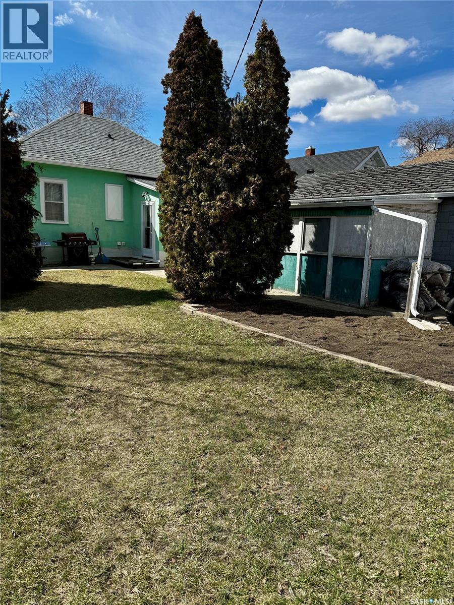 305 3Rd Avenue Ne, Swift Current, SK - Outdoor