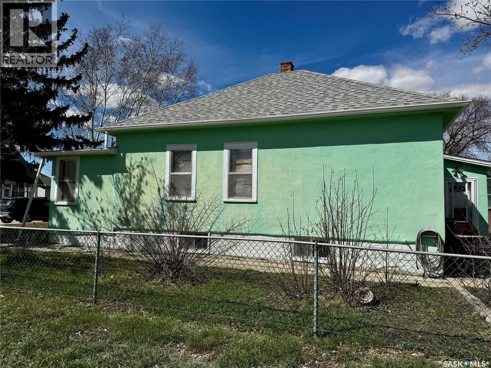 305 3Rd Avenue Ne, Swift Current, SK - Outdoor