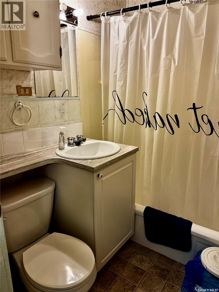 305 3Rd Avenue Ne, Swift Current, SK - Indoor Photo Showing Bathroom