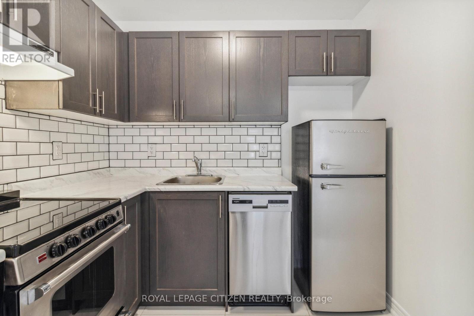 B - 526 White'S Hill Avenue, Markham, ON - Indoor Photo Showing Kitchen